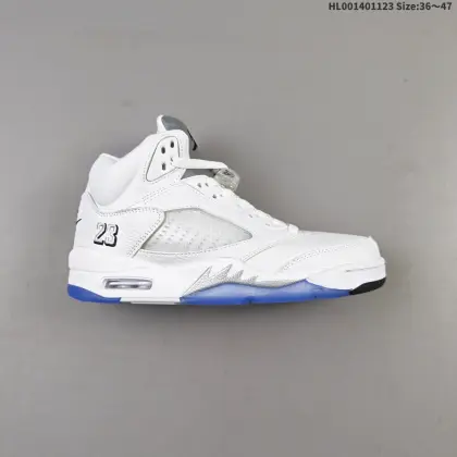 Air Jordan 5 Retro "Metallic White" 高帮 复刻白银 AJ5 乔丹5代 aj5 乔5 高邦 复刻白银 乔丹篮球鞋系列 鞋面整体采用了皮革面料打造,配色方面以白色示人,整体颜值还是非常不错的!鞋身侧面的透气网格使用白色呈现,中底部分的锯齿元素则采用银色点缀,鞋舌部分依旧保留标志性的3M反光设计呈现,并且带有黑色Jumpman Logo点缀,此外后跟部分带有"23"字样刺绣,代表着乔丹的传奇号码,是对经典的致敬与传承,表明鞋款身份.中底可视Max Solez气垫,后跟Nike Swoosh Logo及Air字样采用黑色刺绣点缀,与鞋舌相呼应.鞋底使用白色中底搭配冰蓝透明水晶大底呈现,水晶大底下印有黑色Jumpmman Logo,为整个设计收尾. 货号:HQ7978-103(2026版) HL001401123